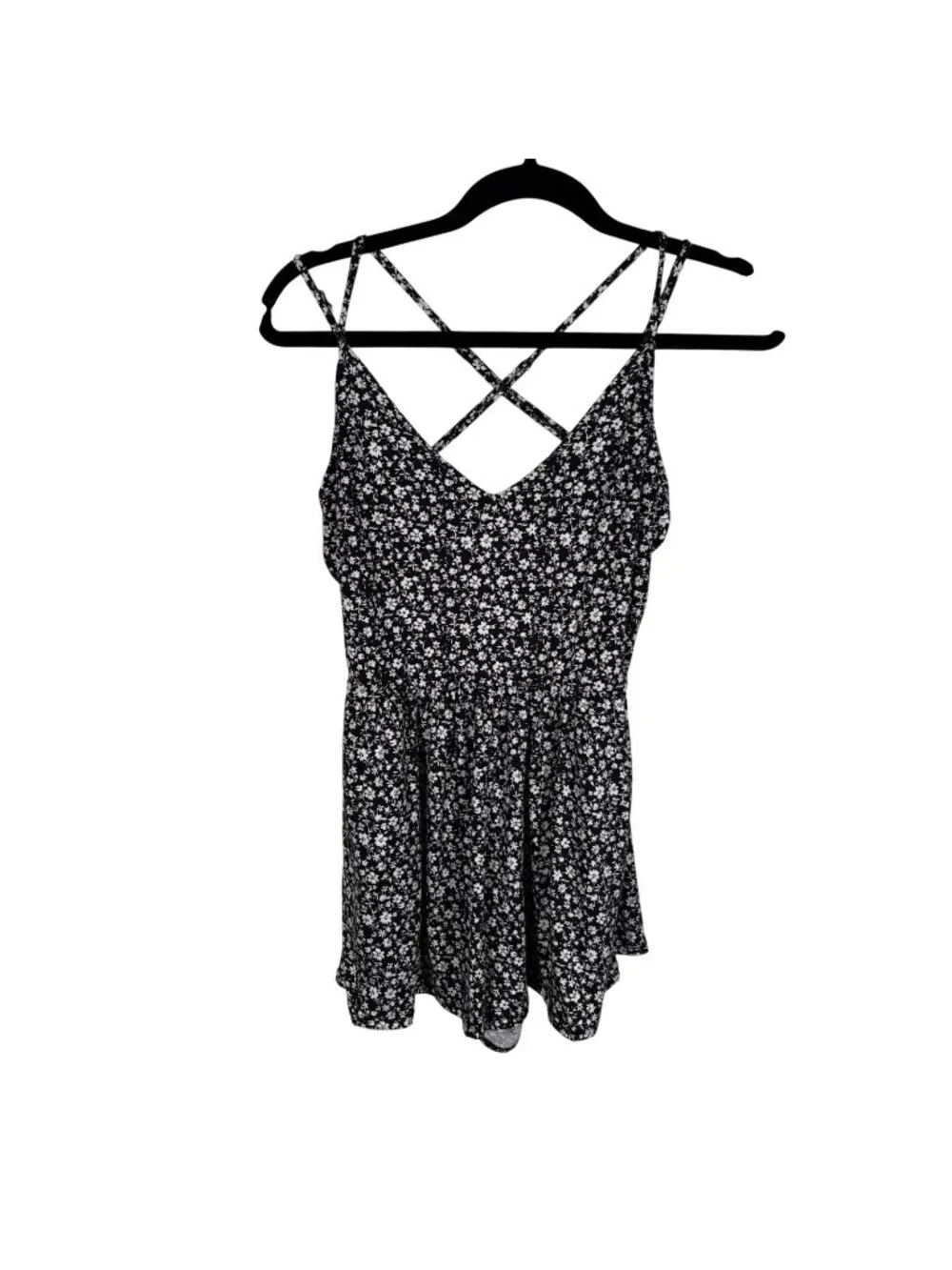 Urban Outfitters Women S Black White Floral Strappy V-Neck Sherri Romper NWT
